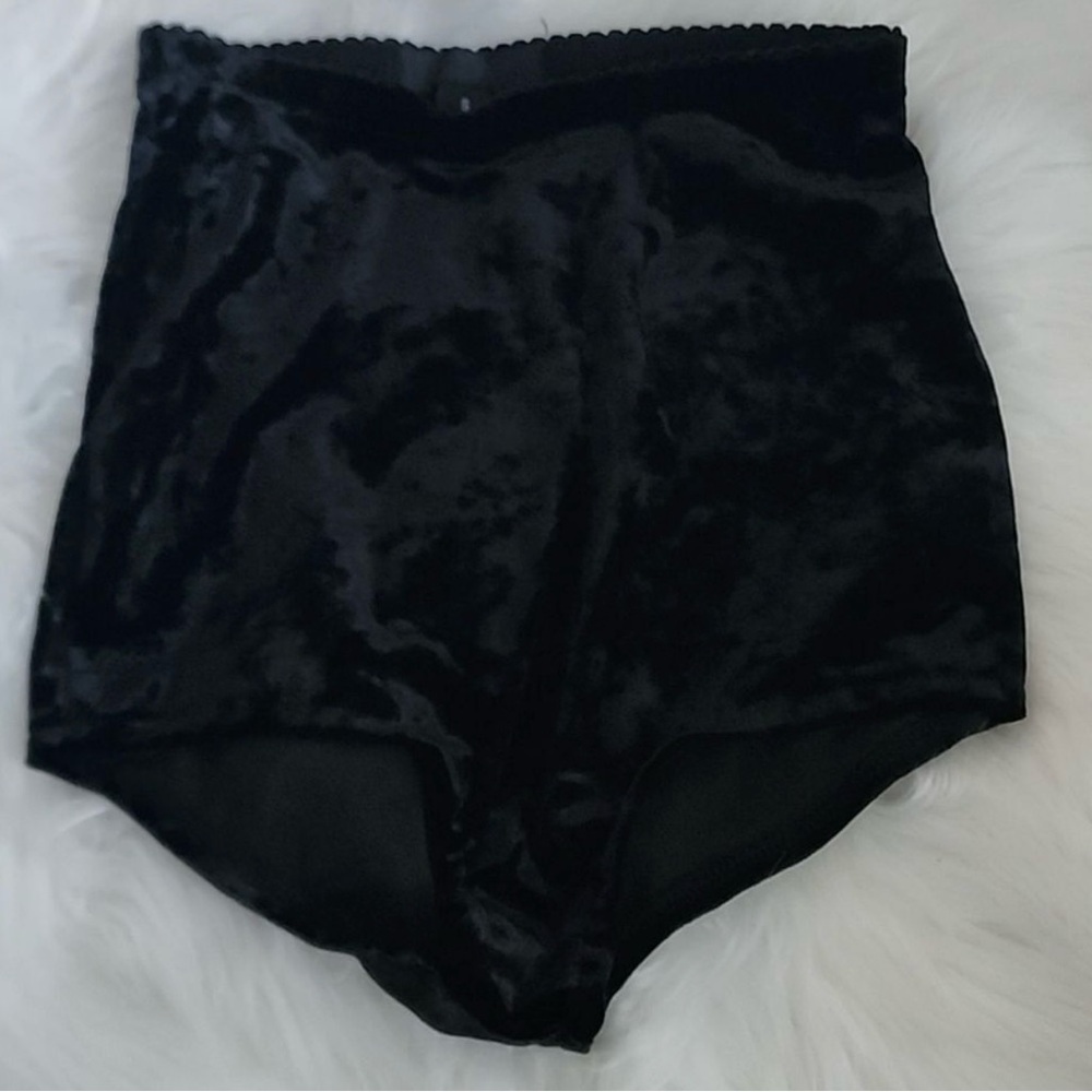 SOLD NWOT Widow Black Crushed Velvet Hi-Waisted Shorts Size Small